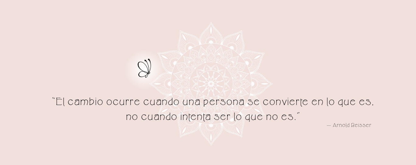 Mandala con la frase: “El cambio ocurre cuando una persona se convierte en lo que es, no cuando intenta ser lo que no es.” — Arnold Beisser